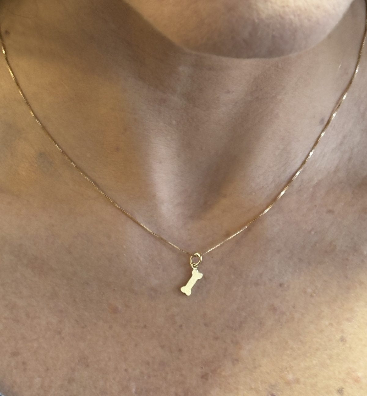 Close no colo da mulher de 44 anos usando Colar Patinha Ouro 18k 
