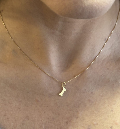 Close no colo da mulher de 44 anos usando Colar Patinha Ouro 18k 