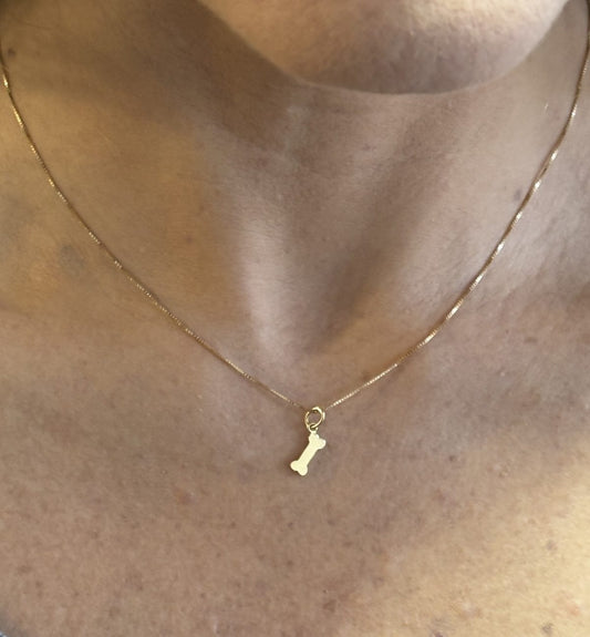 Close no colo da mulher de 44 anos usando Colar Patinha Ouro 18k 