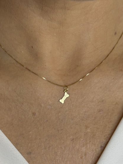 Close no colo da mulher de 44 anos usando Colar com pingente ossinho Ouro 18k 