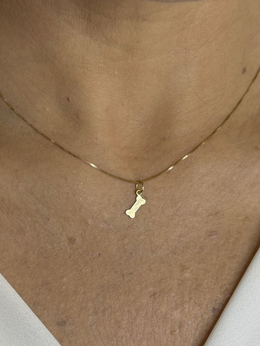Close no colo da mulher de 44 anos usando Colar com pingente ossinho Ouro 18k 