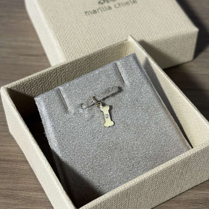 Pingente ossinho com diamante em Ouro 18k na embalagem de joia marilia chiele