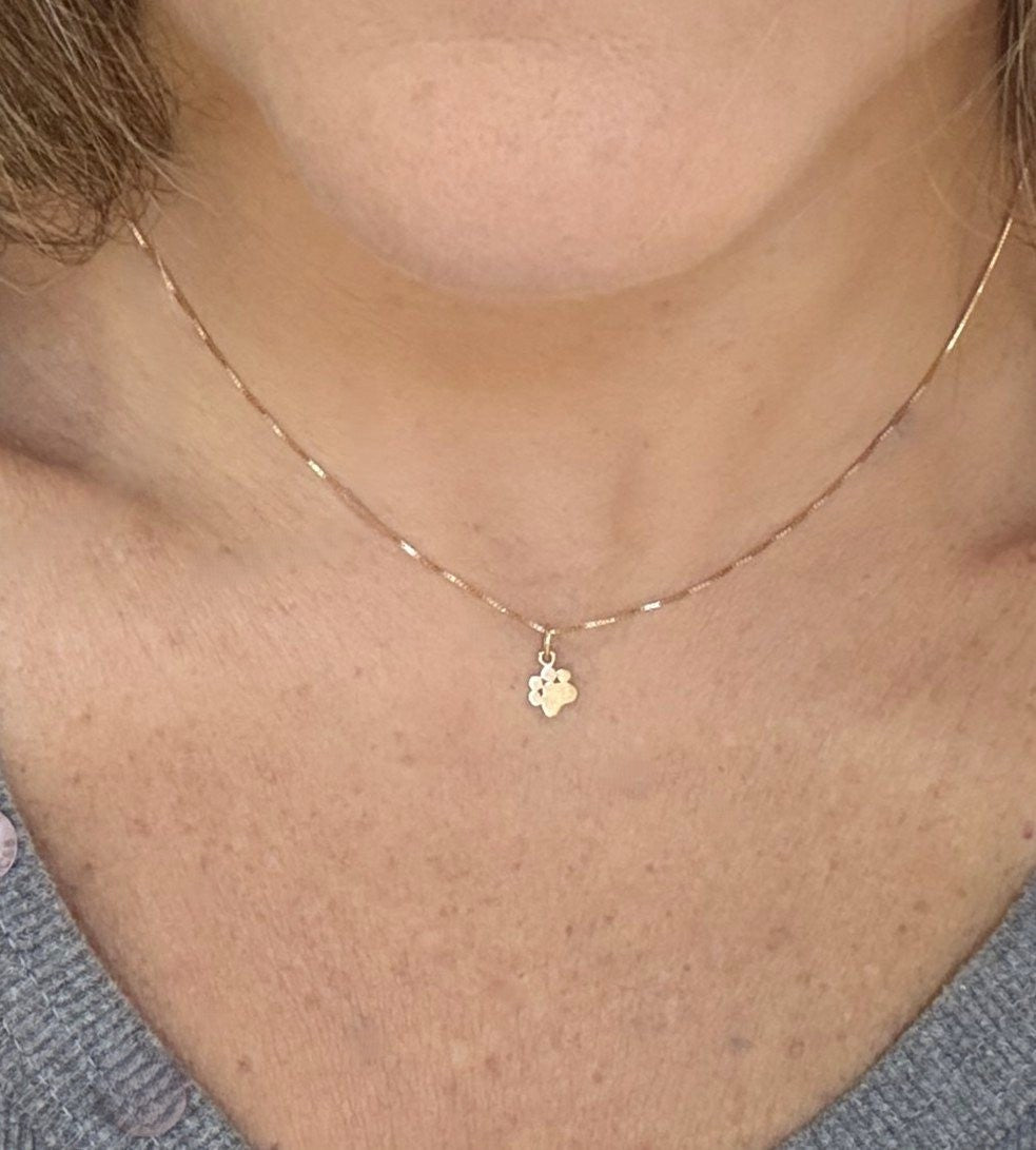 Close na Mulher usando Colar Patinha preenchida ouro 18k