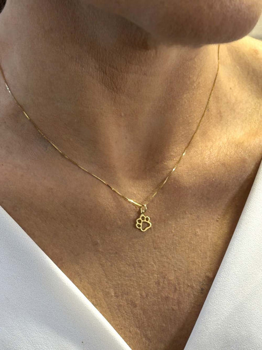 Colar Patinha Ouro 18k em uso