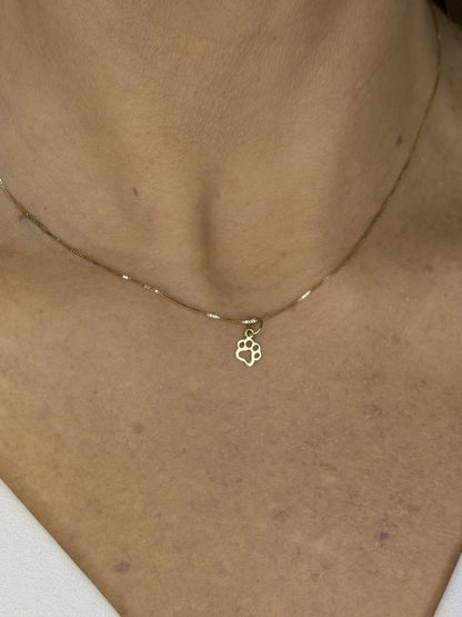 Close no colo da mulher usando colar com pingente patinha 6mm em ouro 18k