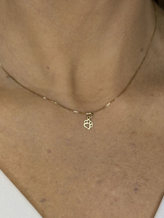 Close no colo da mulher usando colar com pingente patinha 6mm em ouro 18k