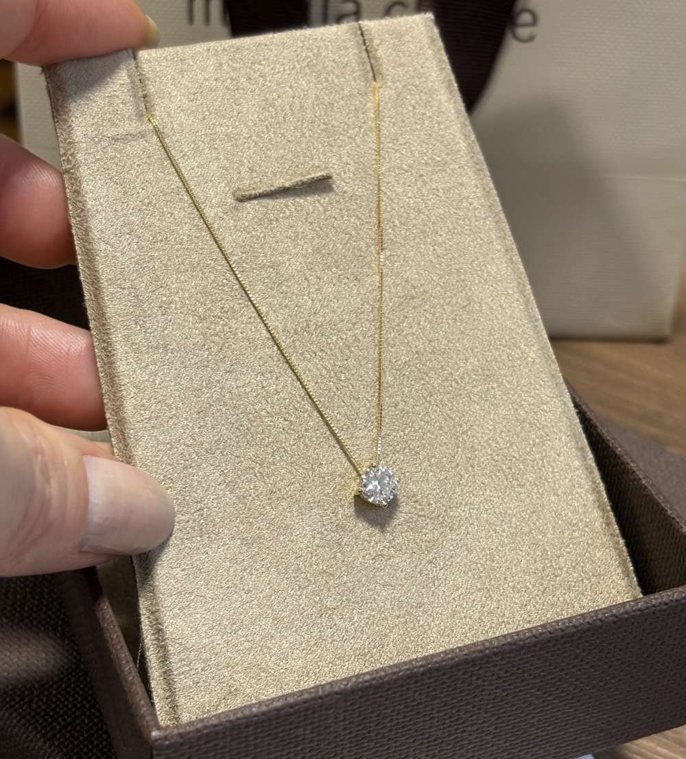 colar Ponto de Luz Moissanite de 5mm Ouro 18k da Marilia Chiele Joias no estojo premium de joia.