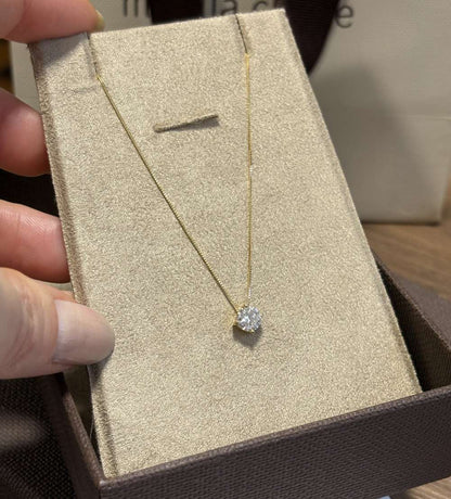 colar Ponto de Luz Moissanite de 5mm Ouro 18k da Marilia Chiele Joias no estojo premium de joia.