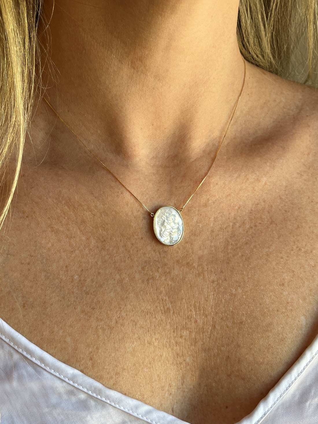 Mulher de 37 anos usando o Colar São Jorge Camafeu Ouro 18k