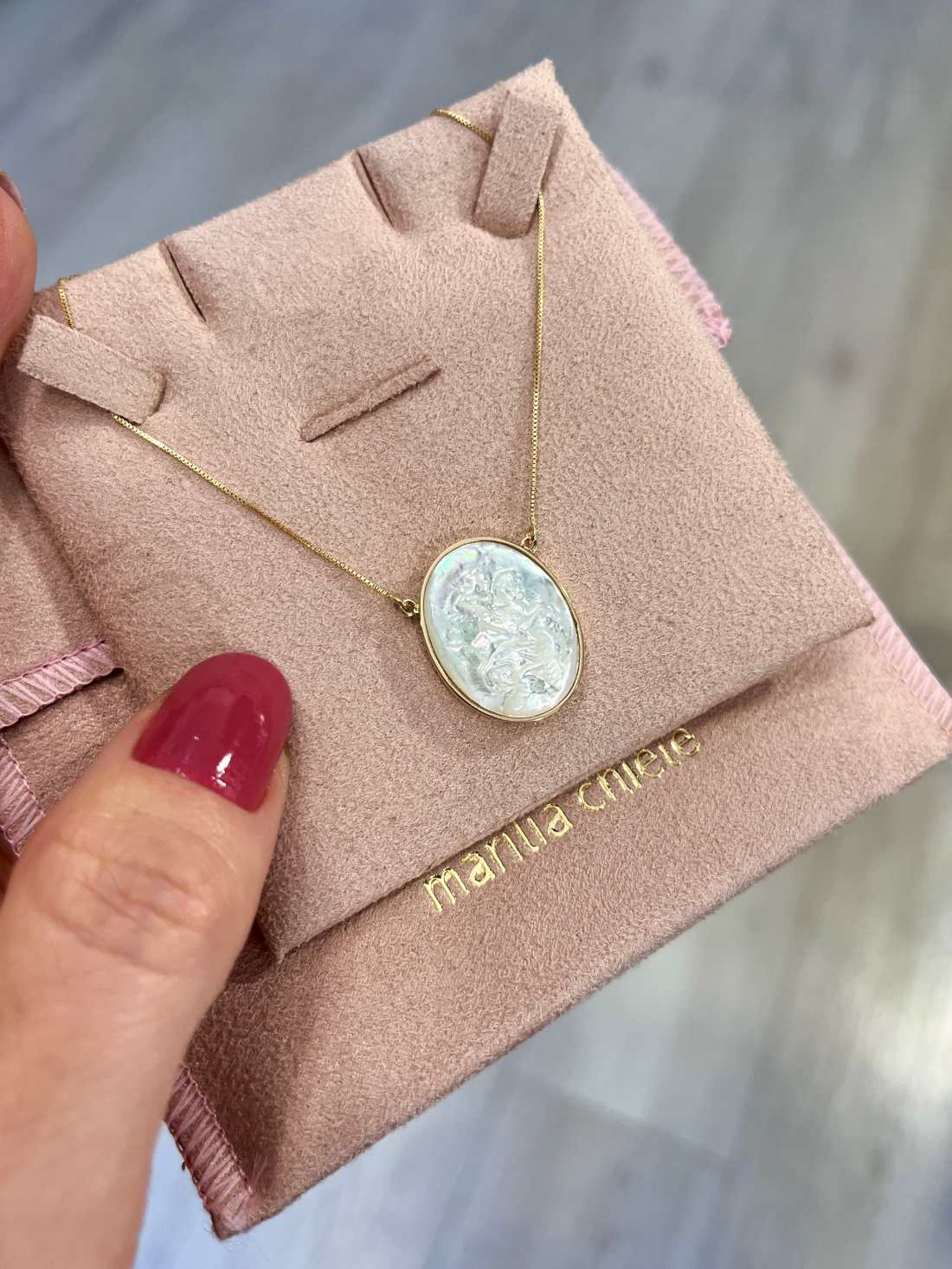 Colar São Jorge Camafeu Ouro 18k em estojo rosa premium marilia chiele joias