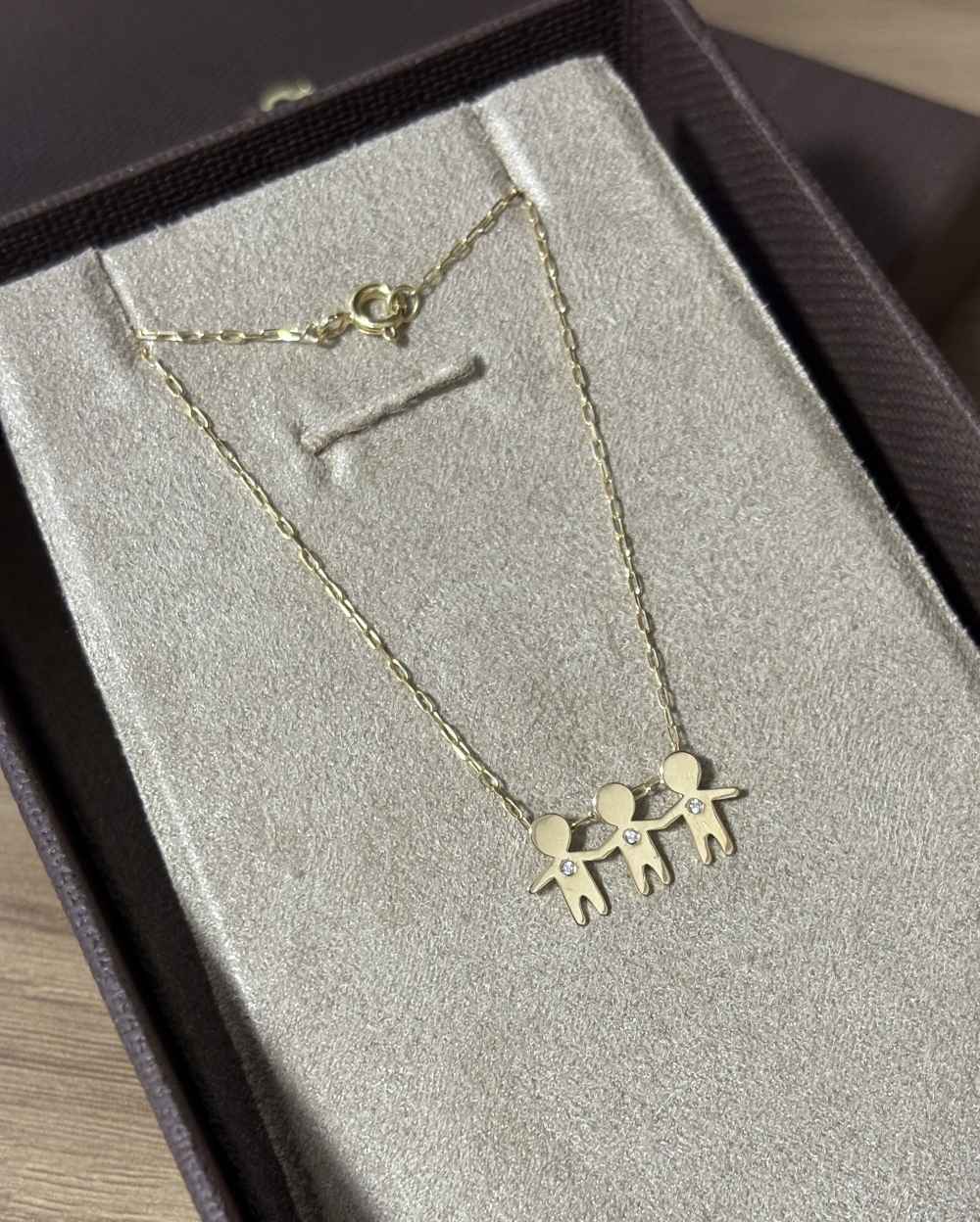 Colar de corrente cartier com 3 filhos com 1cm de altura com brilhantes em ouro 18k no estojo de joias marilia chiele joias