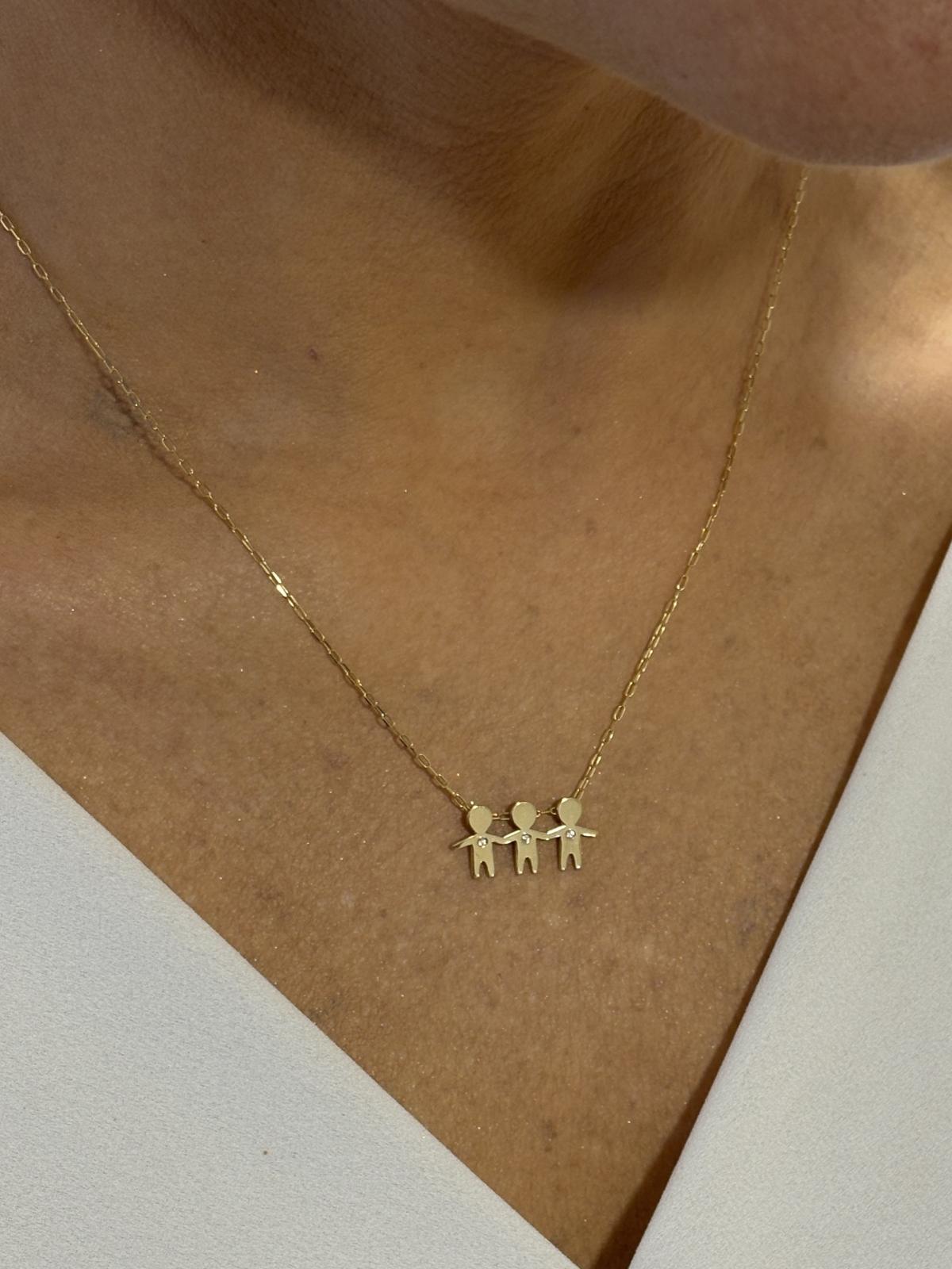Mulher de 43 anos com blusa branca usando um Colar de corrente cartier com 3 filhos com 1cm de altura com brilhantes em ouro 18k