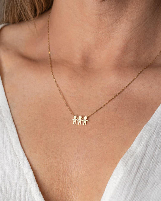 Mulher de 44 anos com blusa branca usando um Colar cartier com 3 filhos com brilhantes em ouro 18k
