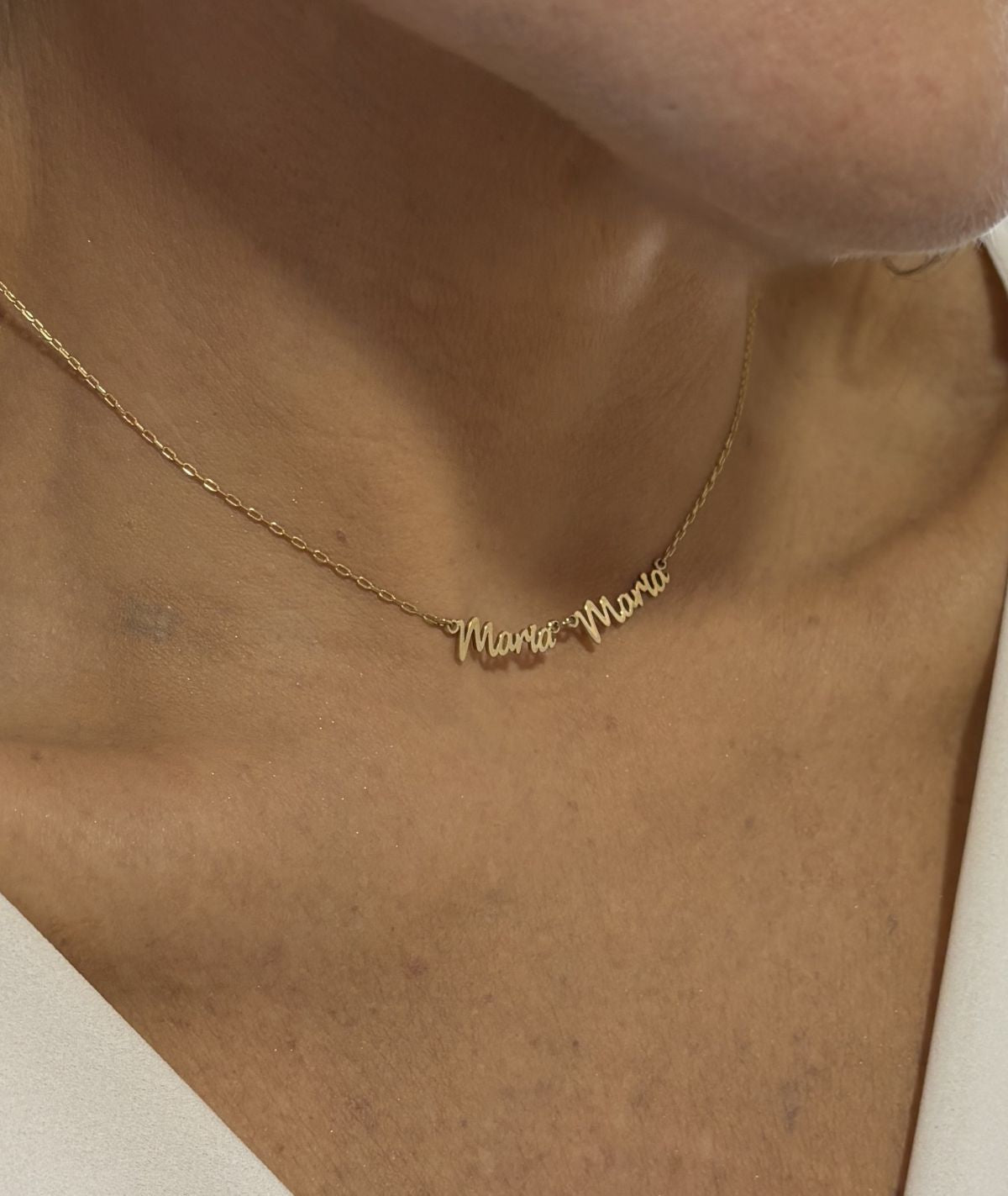 mulher de 43 anos usando colar de ouro 18k com nome composto personalizado Maria Maria