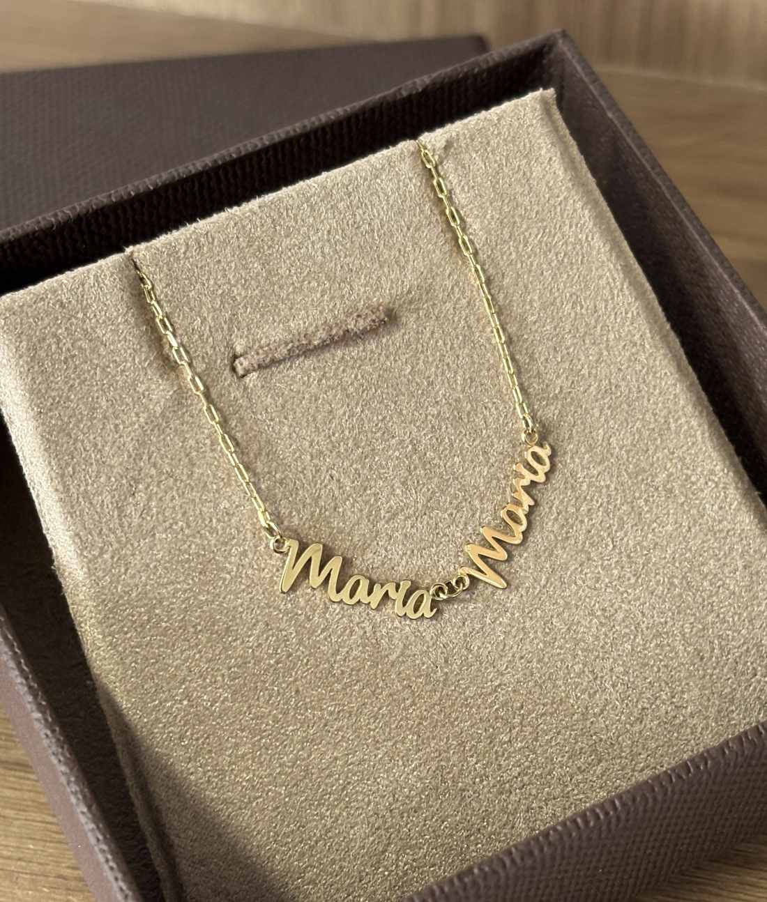 Colar de ouro 18k com nome composto personalizado Maria Maria no estojo de joia premium Marilia Chiele Joias