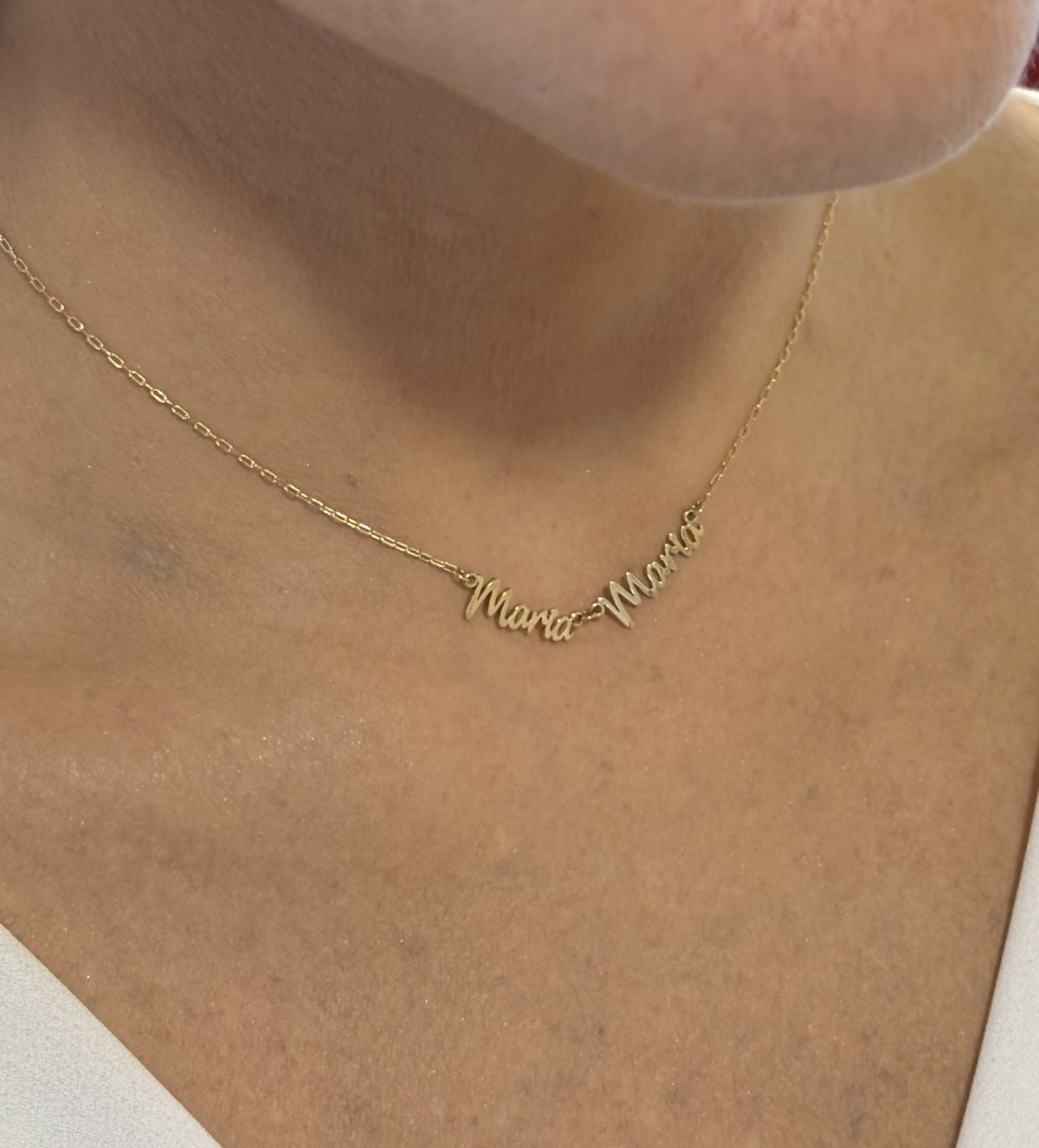 Close mulher usando colar de ouro 18k com nome composto personalizado Maria Maria