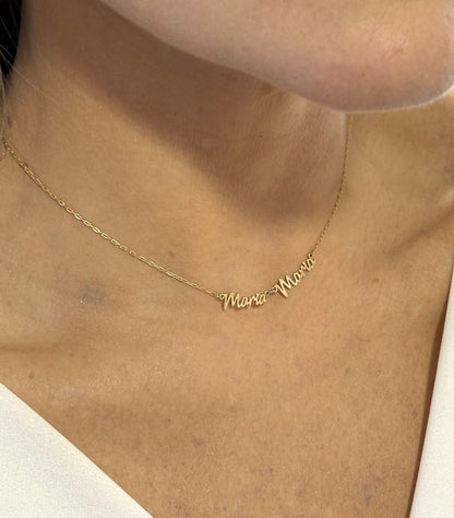 Mulher de 43 anos usando um colar de ouro 18k corrente cartier com nome composto personalizado Maria Maria