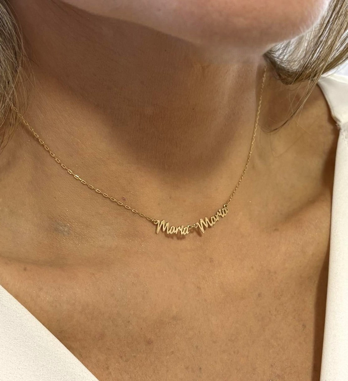 Close no colo de uma Mulher de 44 anos usando um colar de ouro 18k corrente cartier com nome composto personalizado Maria Maria da Marilia Chiele Joias