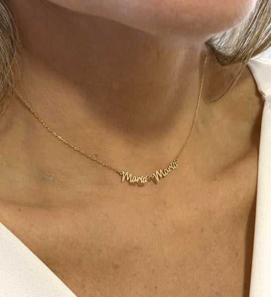 Close no colo de uma Mulher de 44 anos usando um colar de ouro 18k corrente cartier com nome composto personalizado Maria Maria da Marilia Chiele Joias