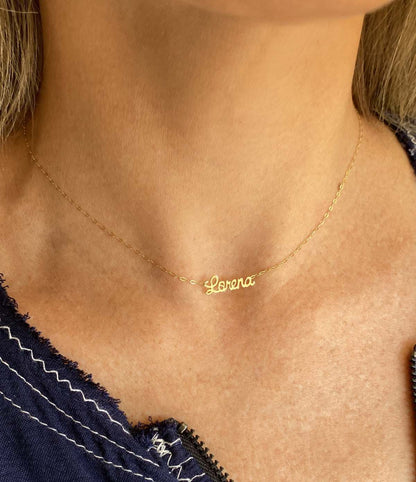 Mulher usando colar personalizado em ouro 18k de corrente americana e nome Lorena
