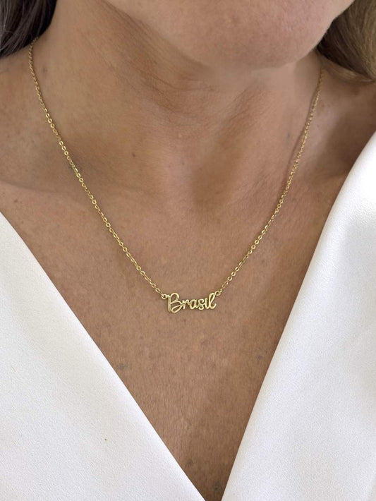 Colar da Copa Brasil  letra manuscrita Ouro 18k no pescoço feminino