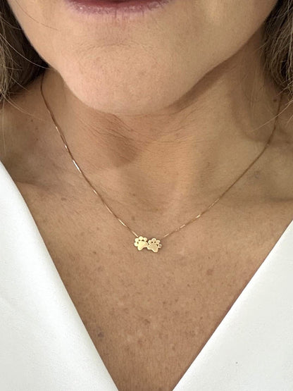 Mulher usando Colar duas Patinha Ouro 18k
