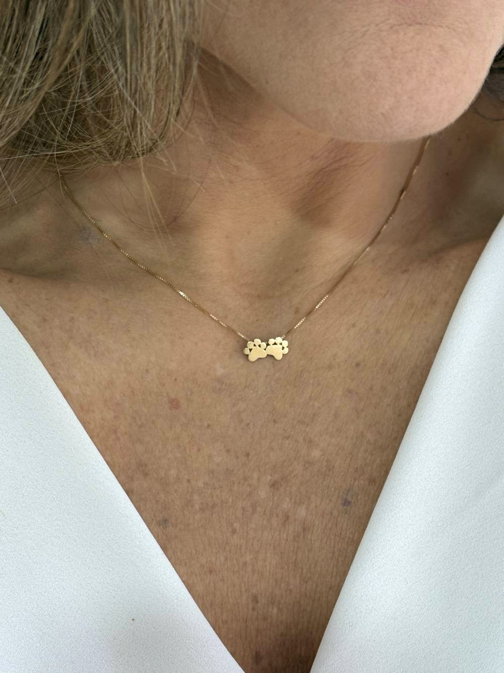 Mulher usando no pescoço Colar duas Patinha Ouro 18k na corrente veneziana 0,6mm