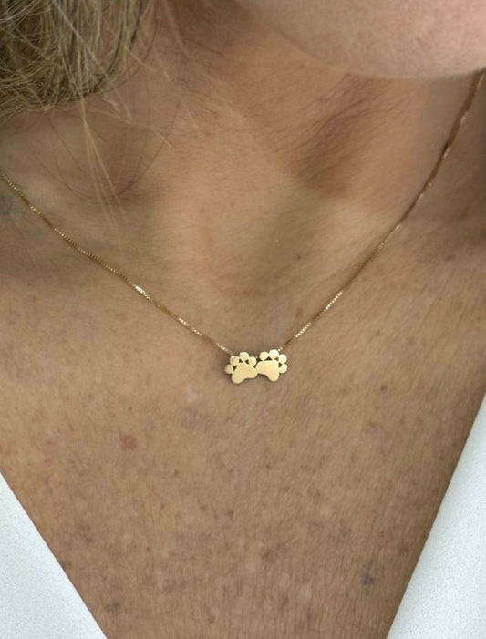 Close no colo da Mulher de 43 anos  usando Colar duas Patinha Ouro 18k
