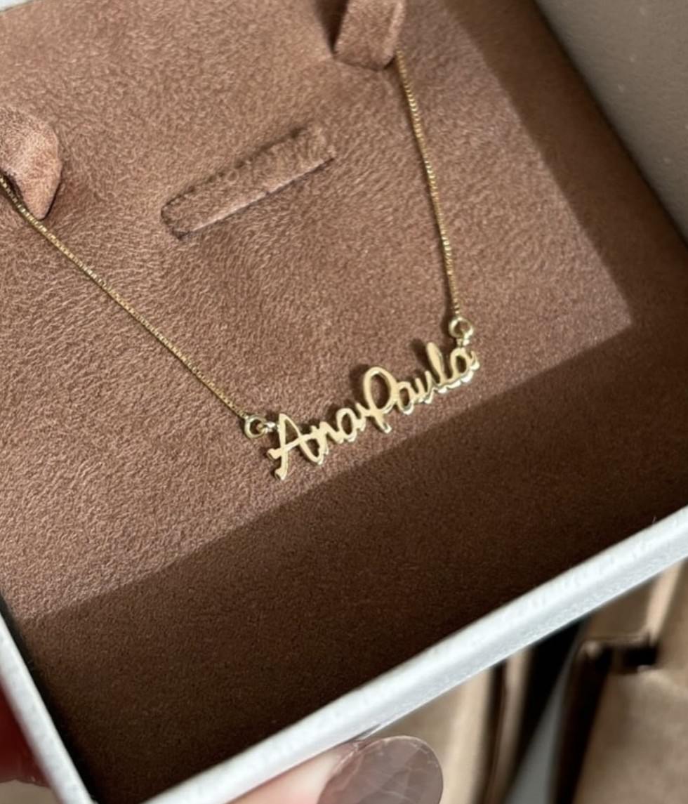 Colar de ouro 18k nome composto AnaPaula no estojo de joia Marilia Chiee Joias
