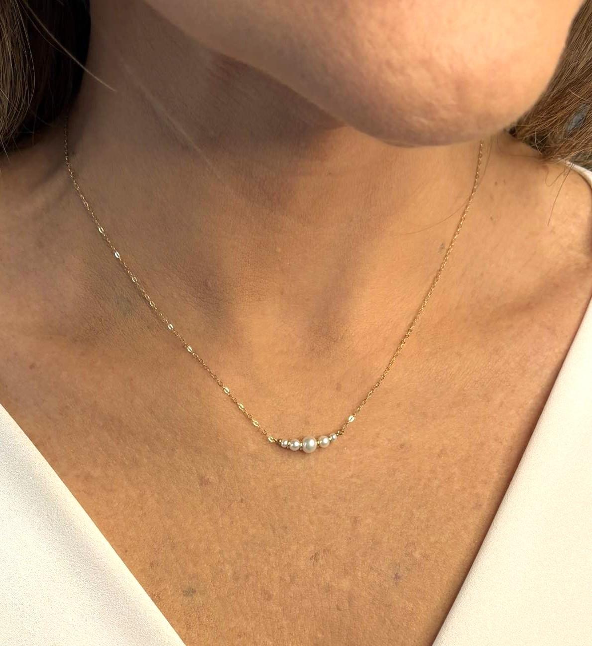 colar de perolas media luna ouro 18k no colo feminino