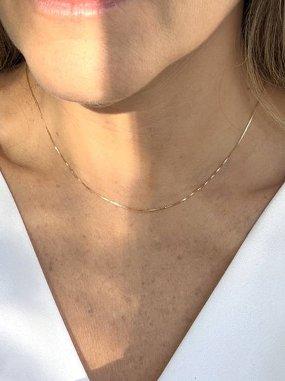 Mulher de 40 anos usando Corrente veneziana 0,7mm ouro 18k no pescoço