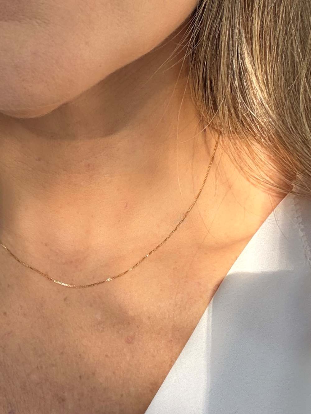Mulher de 40 anos usando Corrente veneziana 0,7mm ouro 18k no pescoço
