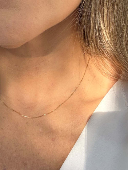 Mulher de 40 anos usando Corrente veneziana 0,7mm ouro 18k no pescoço