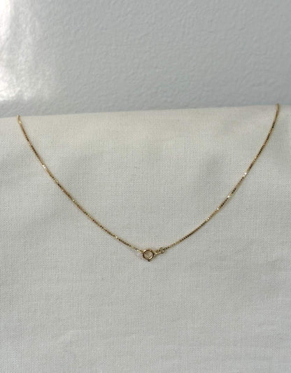 Corrente veneziana 0,7mm ouro 18k apoiada em tecido linho 