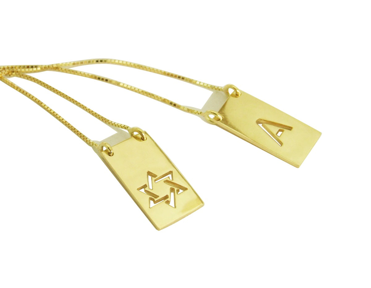 Detalhe Escapulário Estrela de Davi e Letra A Ouro 18k em fundo branco