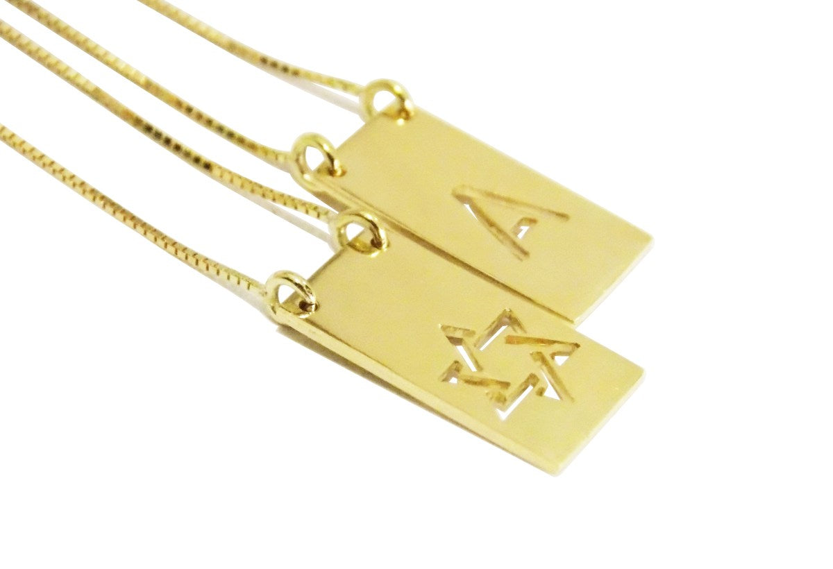 Escapulario-Estrela-de-Davi-e-Letra-A-Ouro-18k em fundo branco