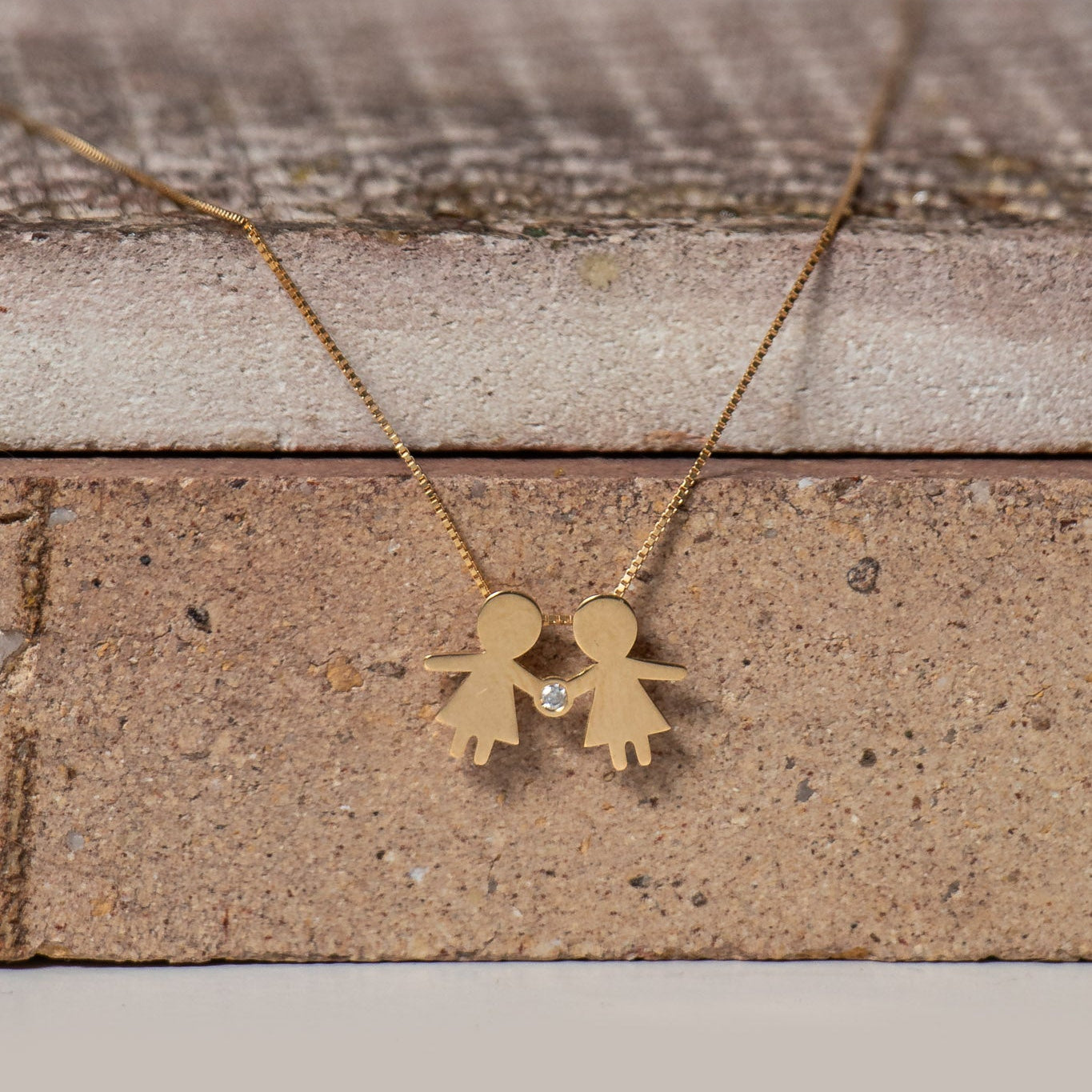 Colar Casal de Mãozinha 1cm Inclinado Diamante Ouro 18k na pedra