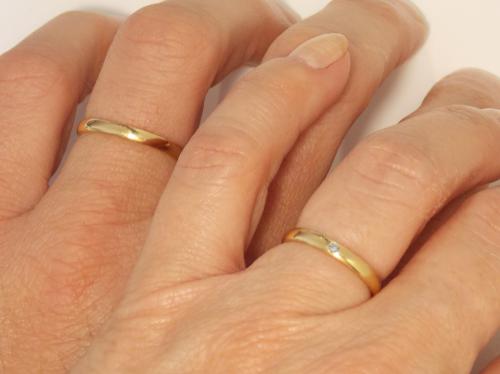 Alianças de Casamento Meia Cana com Diamante Ouro 18k