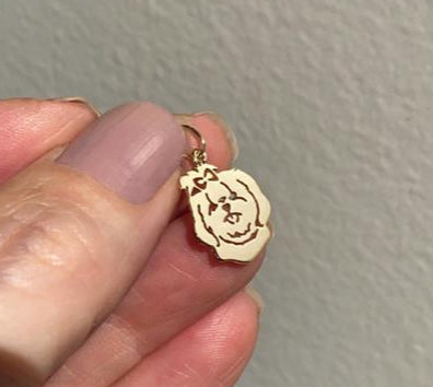 mulher segunrando na mão Pingente Pet Shih Tzu Ouro 18k personalizado
