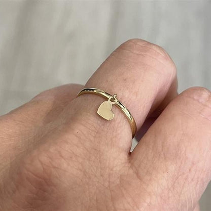 Anel de Ouro 18k Pingente Coração no dedo