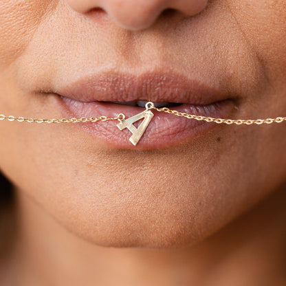 Colar Letra Lateral Ouro 18k