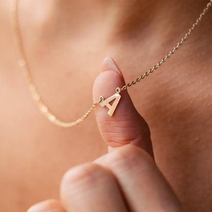 Colar Letra Lateral Ouro 18k