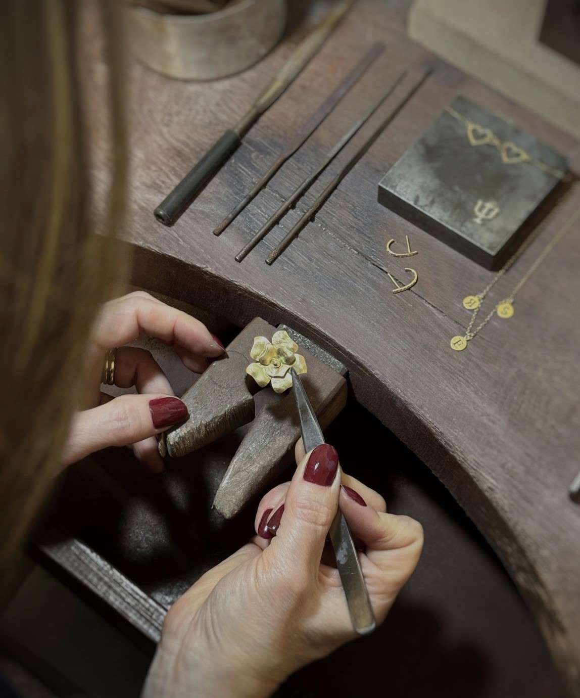 Marilia Chiele produzindo joia ouro 18k na bancada