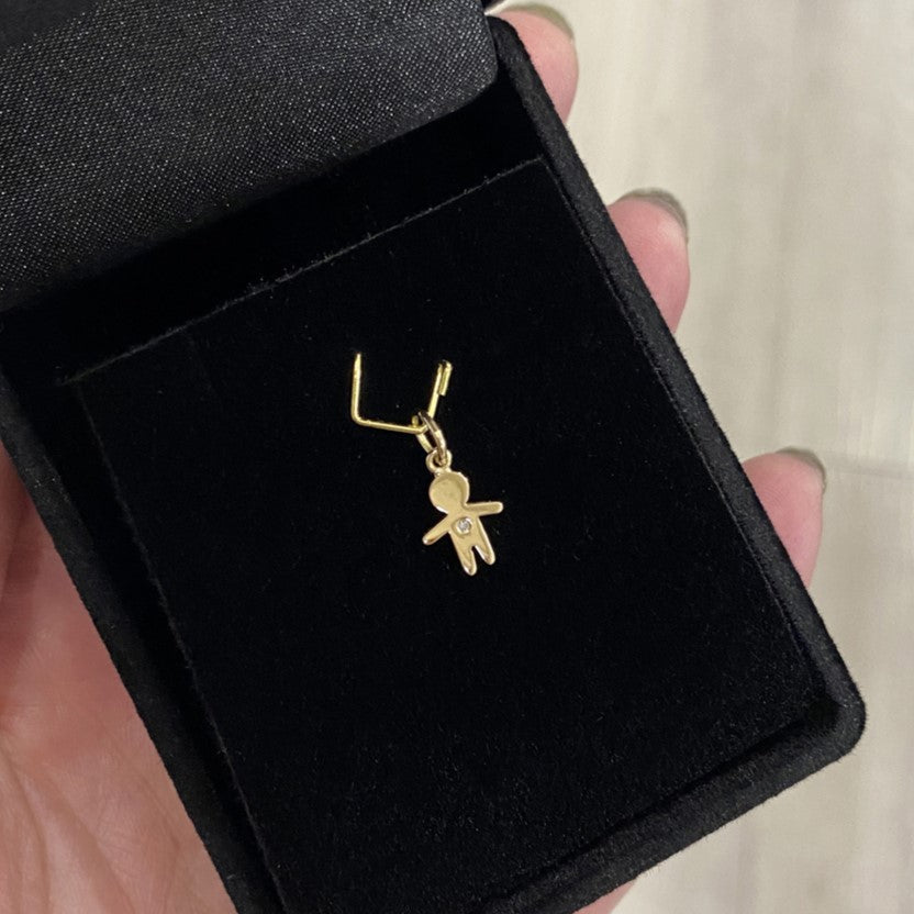 Pingente menino ouro 18k com brilhante em embalagem