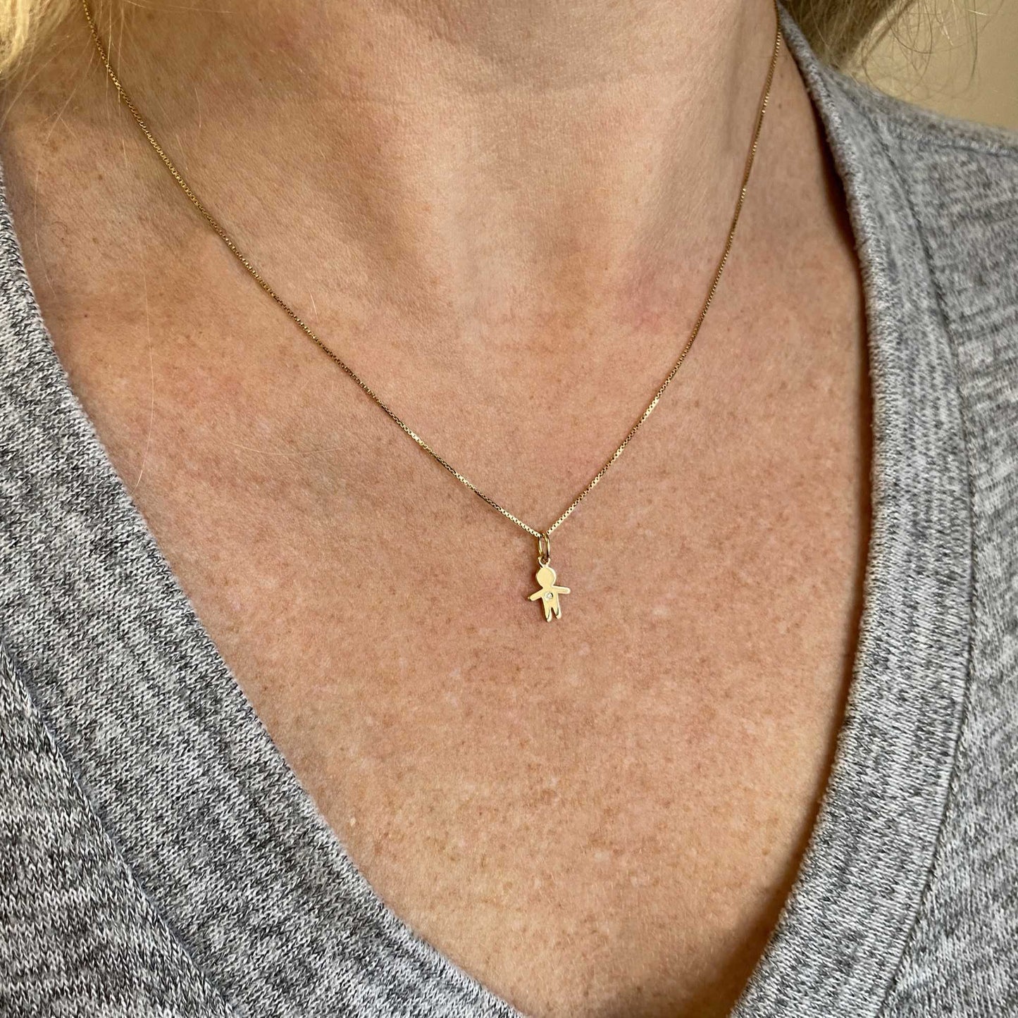 colar com Pingente menino ouro 18k com brilhante no pescoço