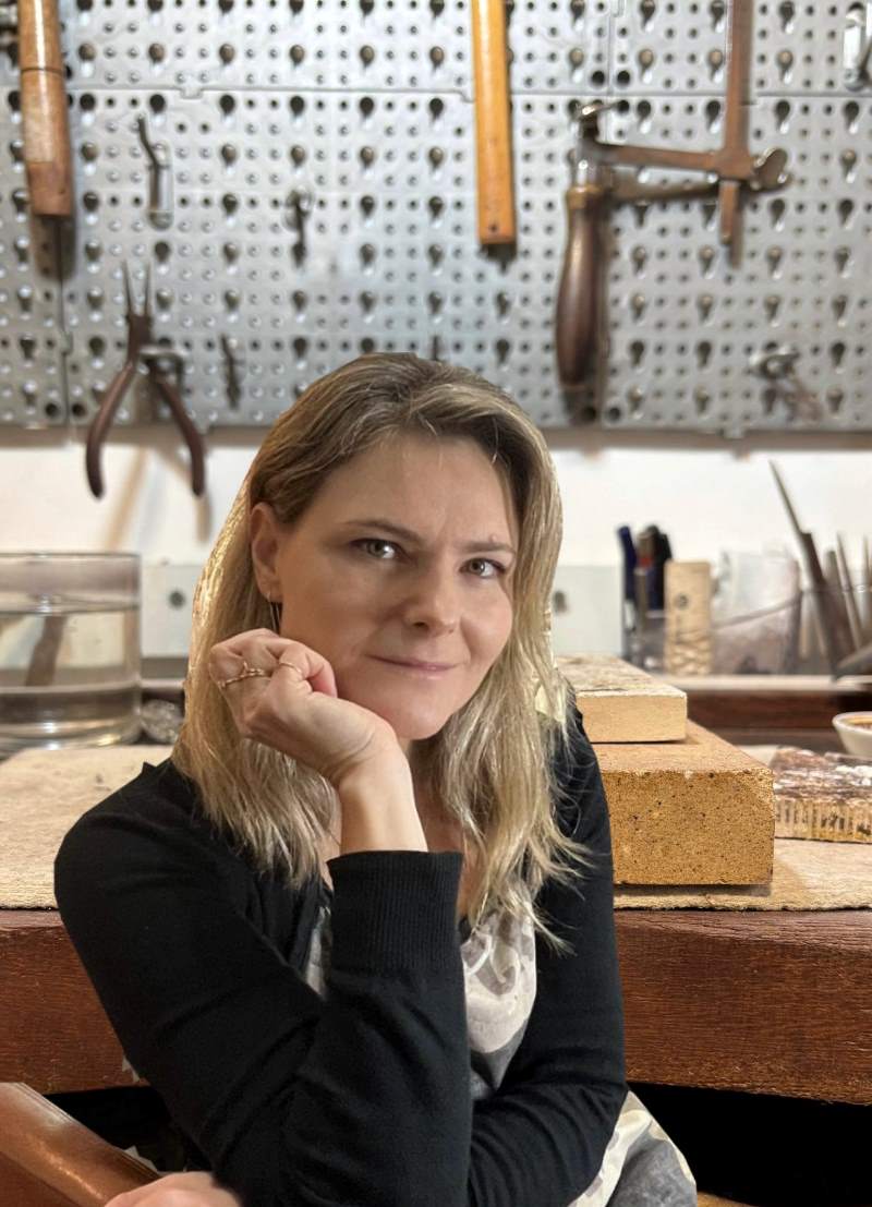 Marilia Chiele ourives na bancada de joalheria