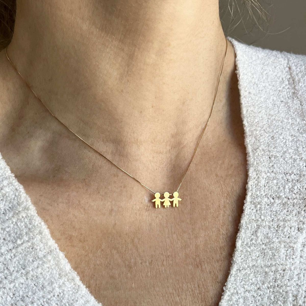 Pingente 3 Filhos de mãozinha Ouro 18k no pescoço feminino