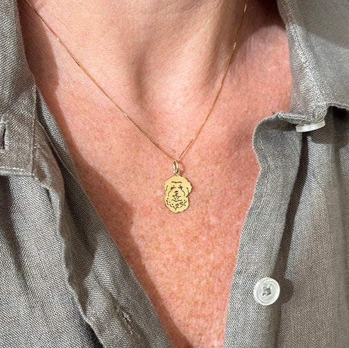 Pingente Bichon ouro 18k no colo feminino