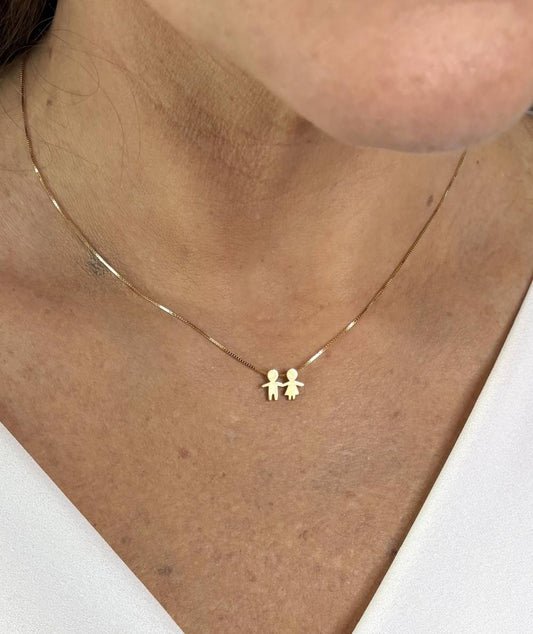 Pingente filhos casal de mãozinha Ouro 18k no pescoço