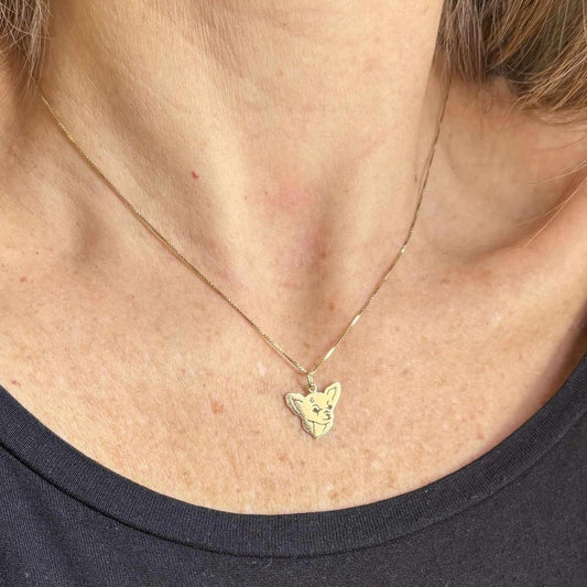 pingente chihuahua ouro na colo feminino